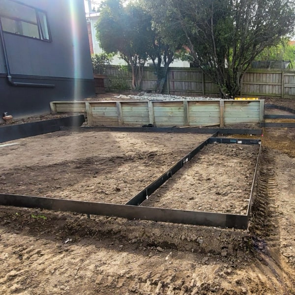 Garden bed preparation with a 2-tonne digger