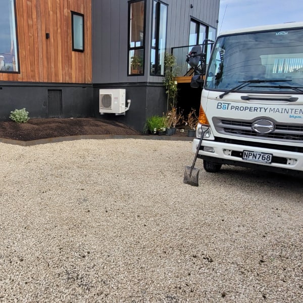 Dunedin driveway re-gravelling